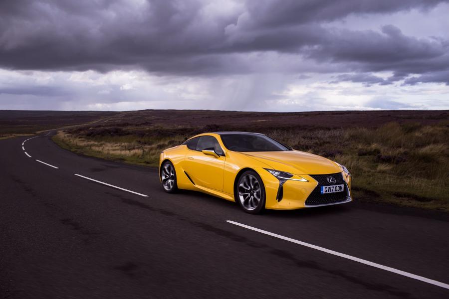  Lexus LC500 2017 года  (UK) (фото 21 из 40)